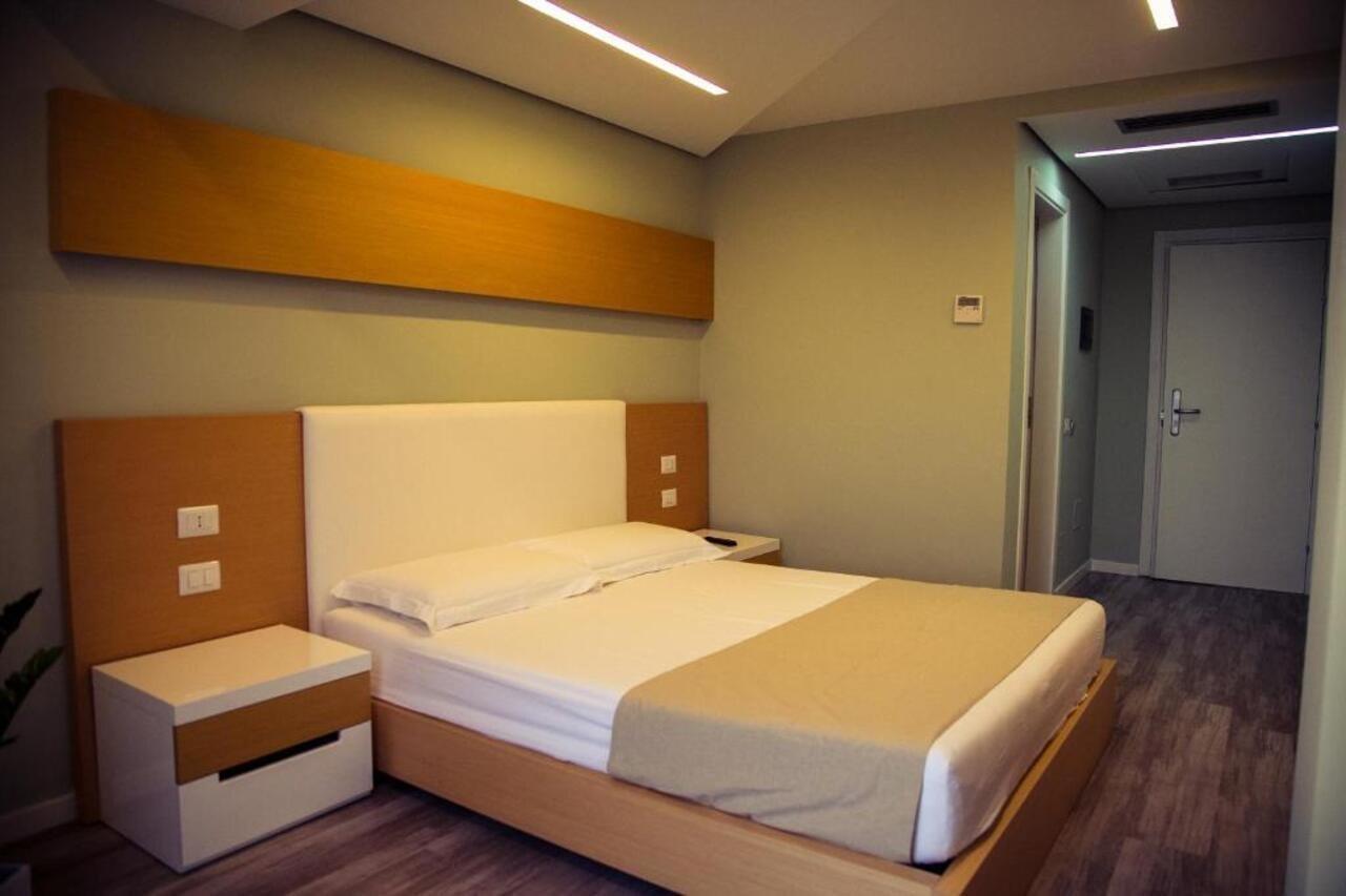 Hotel Bologna Vlore Bagian luar foto