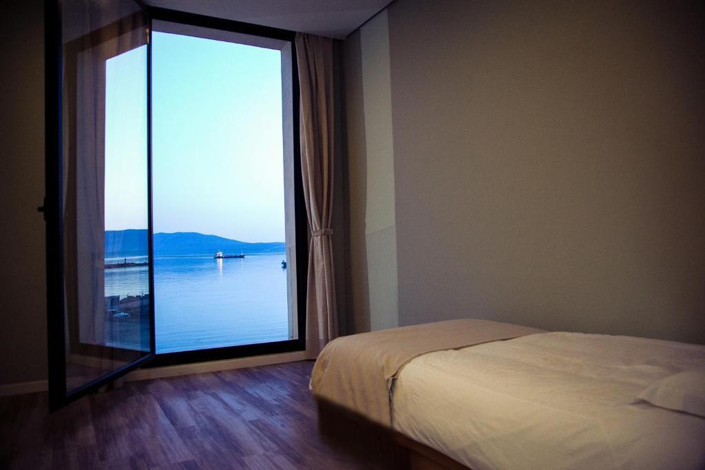 Hotel Bologna Vlore Bagian luar foto