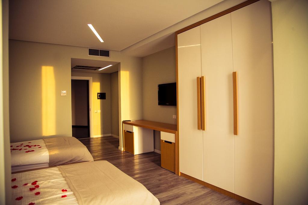 Hotel Bologna Vlore Bagian luar foto